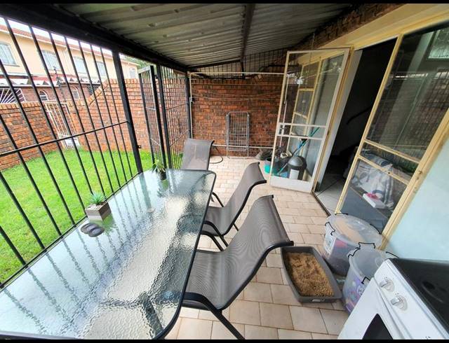 2 BEDROOM TOWNHOUSE FOR SALE IN SINOVILLE